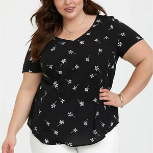 Torrid abbey blouse black pinwheels bow back Size 5